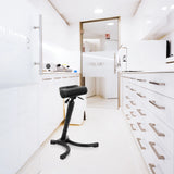 Asiento de pie TOP WORK 33 negro con asiento acolchado y base en estrella en un entorno de esterilización luminoso de hjh OFFICE