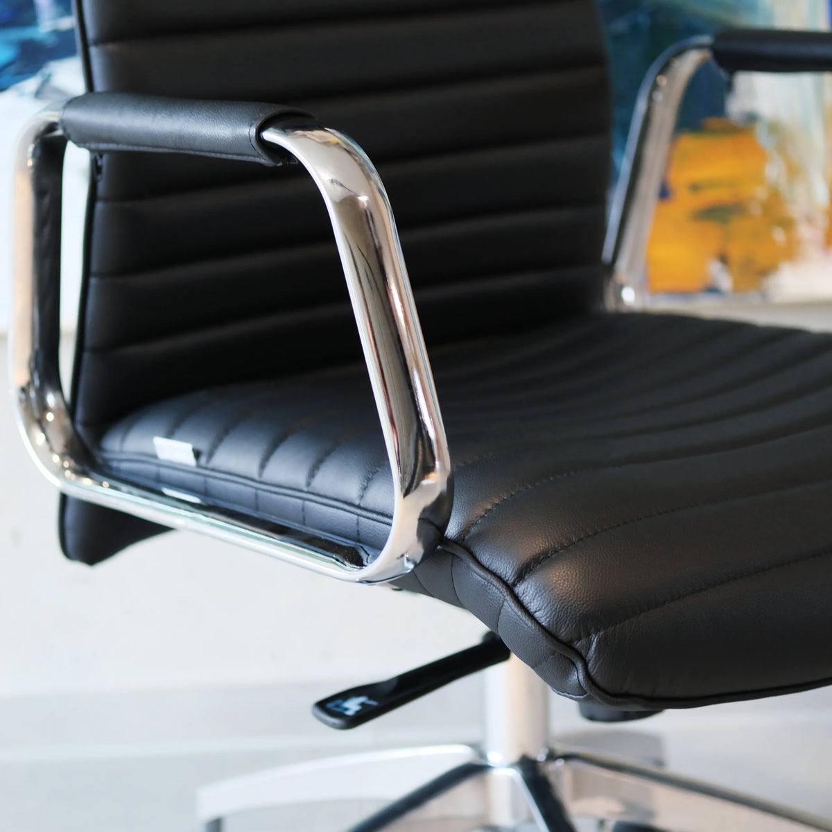 Reposabrazos cromado con almohadilla negra del Sillón de alta gama ASPERA 20 de hjh OFFICE