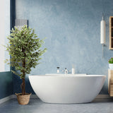 Planta artificial FICUS en verde con maceta de cesta tejida frente a una pared azul de hjh OFFICE