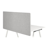 Separador de mesa FLEXMIUT D 120 en gris claro jaspeado sobre un escritorio blanco de hjh OFFICE – vista de 360° (vista trasera 180°)