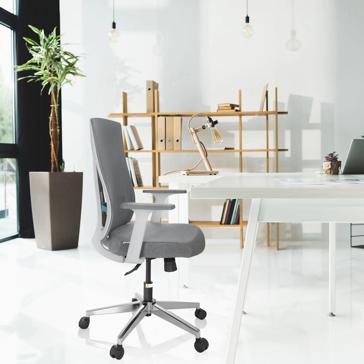 Silla de oficina profesional HALIFAX de color gris con respaldo de malla y reposabrazos en un escritorio blanco de hjh OFFICE