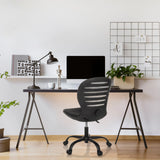 Silla Home Office CASLA negra con respaldo curvado y ruedas delante de un escritorio de hjh OFFICE