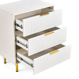Cajones abiertos con diseño frontal acanalado de la cómoda Hjelle K en blanco con tiradores dorados de hjh LIVING