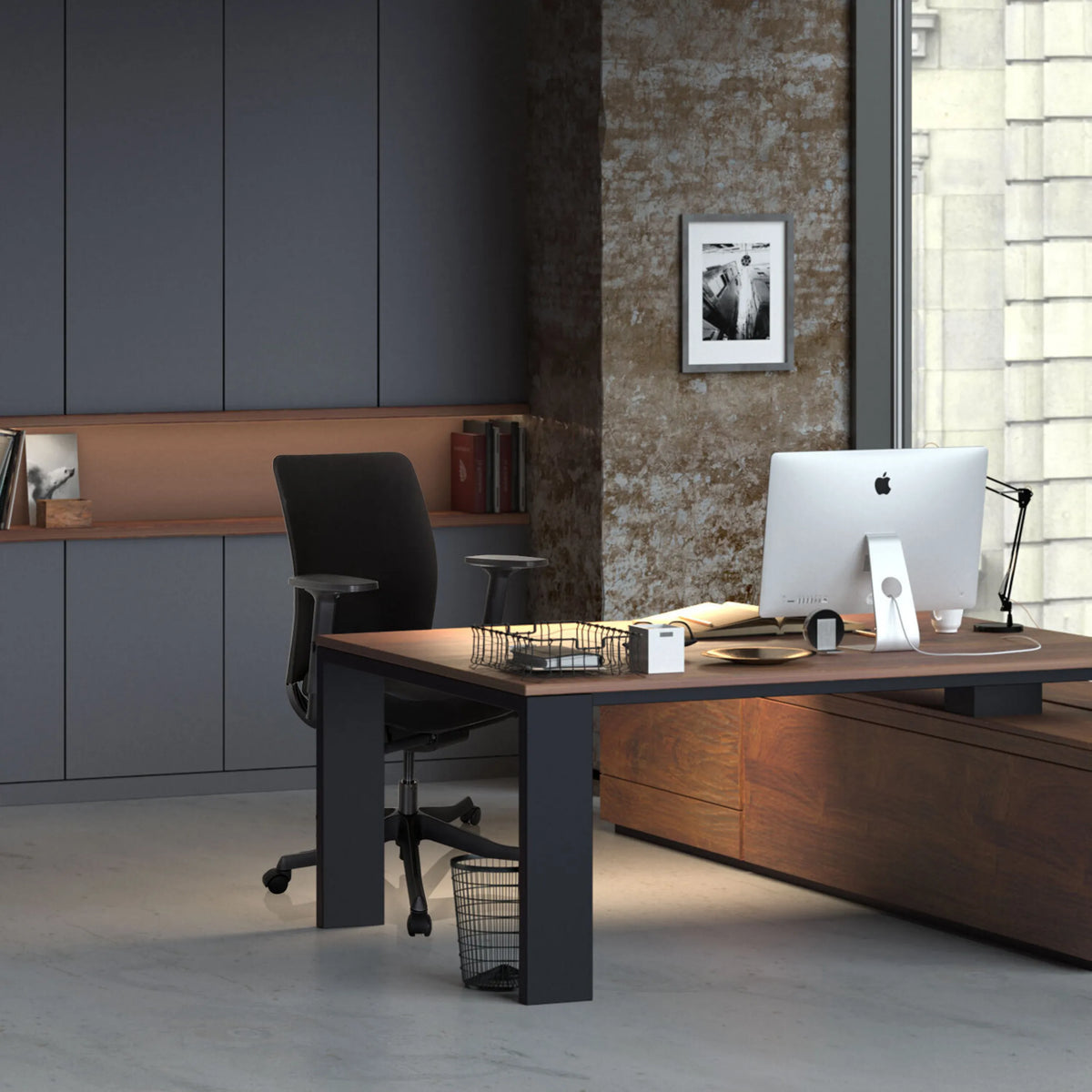 Silla de oficina profesional SENATOR en negro en un escritorio en una oficina moderna de hjh OFFICE