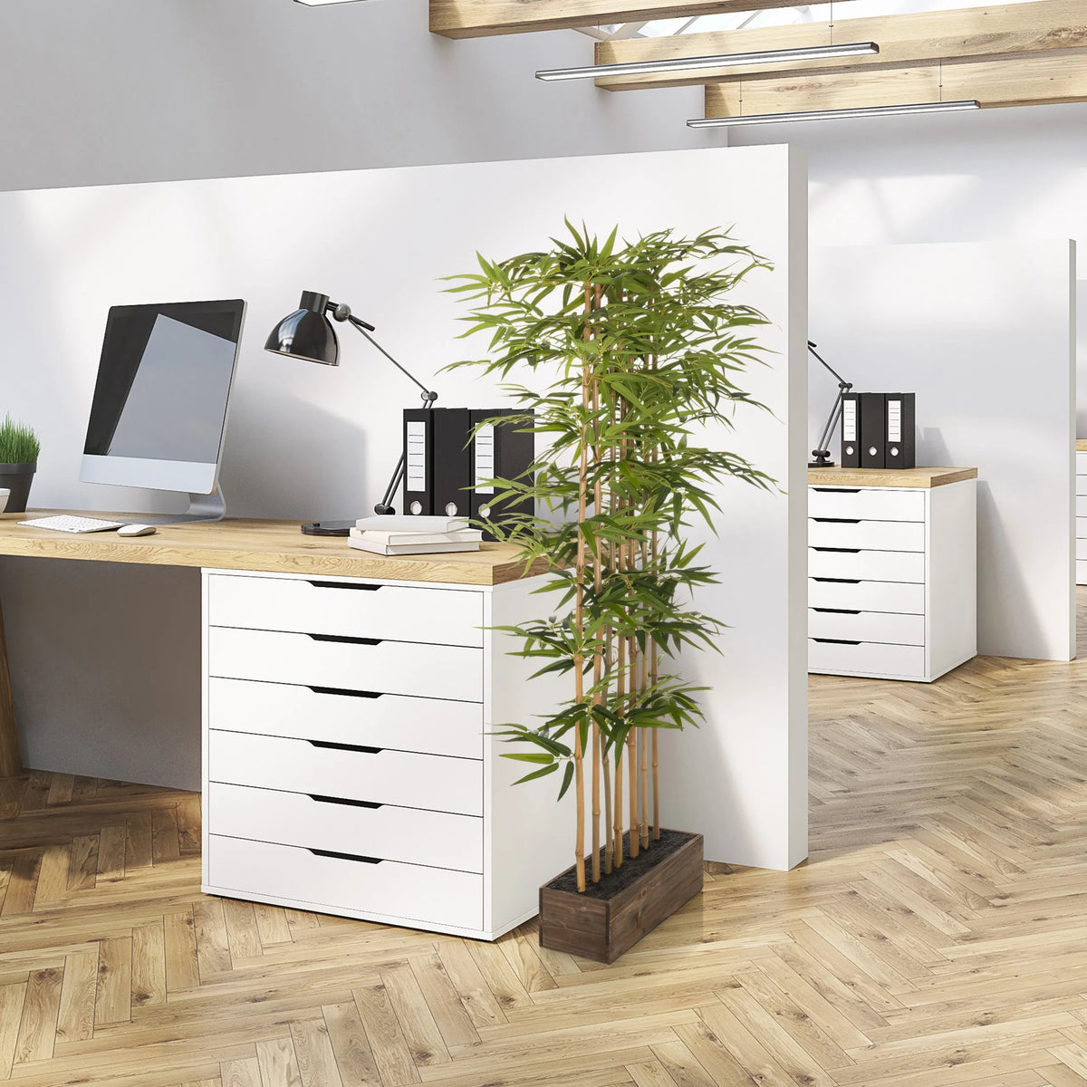 Planta artificial verde BAMBUS I en una maceta de madera oscura para la oficina de hjh OFFICE