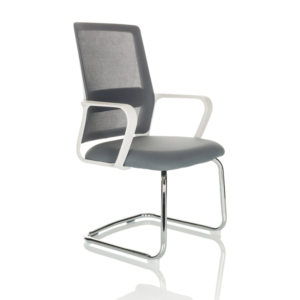 Silla de viga voladiza VISITER W gris con respaldo de malla, reposabrazos y estructura cromada de hjh OFFICE – vista de 360° (vista frontal en diagonal 45°)