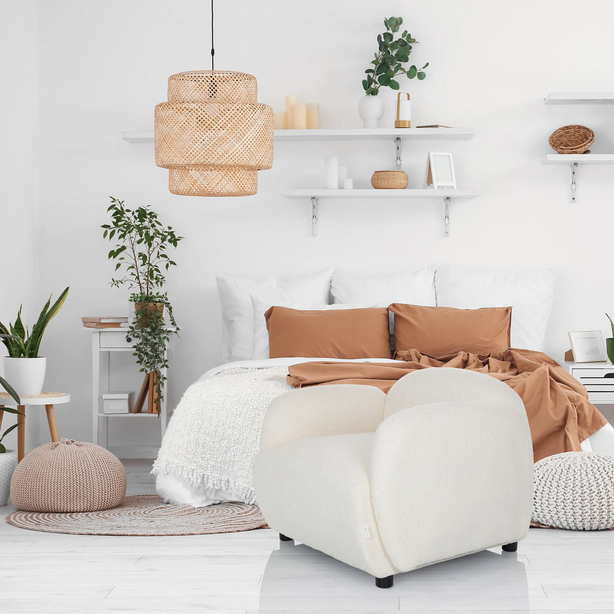 Sillón de diseño blanco VERDUNA con acolchado suave y patas negras cortas de hjh LIVING