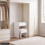 Tocador Glamdesk blanco con un cajón y taburete a juego frente a un armario empotrado de hjh LIVING