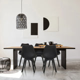Cuatro sillas nórdicas negras SCANDI P en una mesa de madera en una habitación moderna de hjh OFFICE