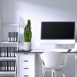 Planta artificial verde SANSEVIERIA en una maceta blanca sobre un escritorio de hjh OFFICE