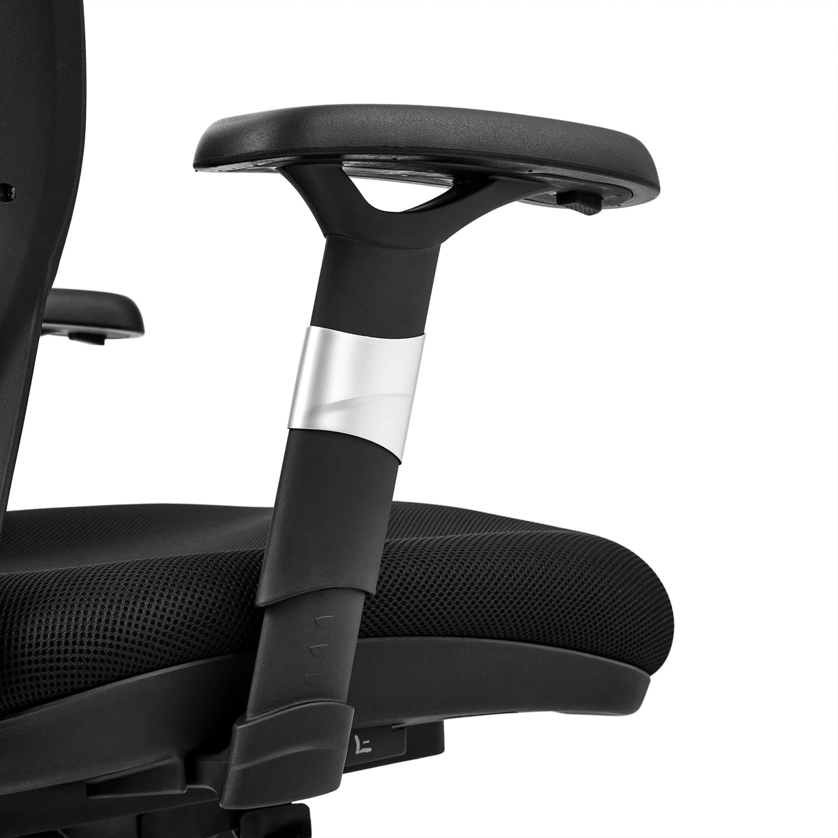 Reposabrazos ajustable en negro con detalle plateado de la silla alta gama VENUS BASE de hjh OFFICE