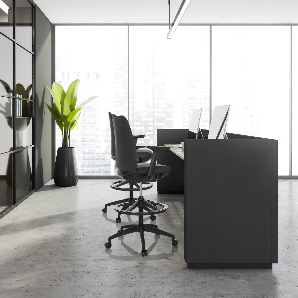 Dos sillas de mostrador negras NESTORA WORK con reposapiés y ruedas en un escritorio moderno de hjh OFFICE