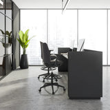 Dos sillas de mostrador negras NESTORA WORK con reposapiés y ruedas en un escritorio moderno de hjh OFFICE
