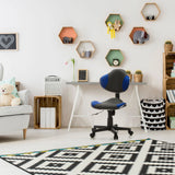 Silla giratoria para niños KIDDY GTI-2 en gris y azul con base de ruedas delante de un escritorio de hjh OFFICE