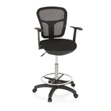 Silla de mostrador TOP WORK 108 negra con respaldo de malla, aro reposapiés y base de cinco ruedas de hjh OFFICE – vista de 360° (vista frontal 20°)