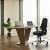 Silla de oficina profesional PRO-TEC 200 negra con reposabrazos y ruedas en un escritorio de hjh OFFICE