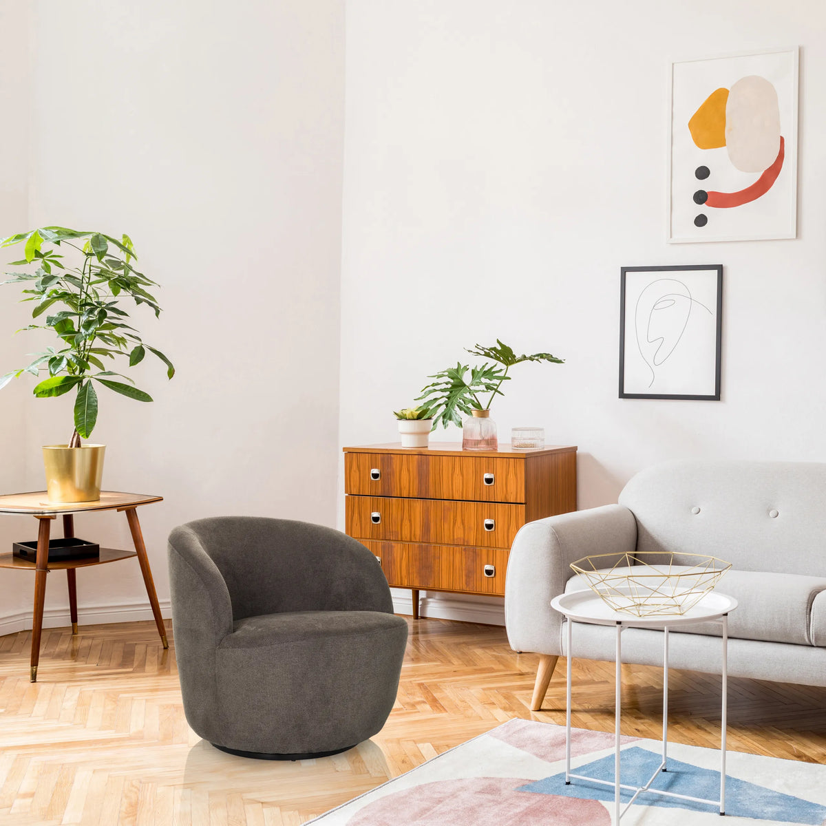 Sillón de diseño BRAMWICH gris de forma redondeada en un salón luminoso de hjh LIVING