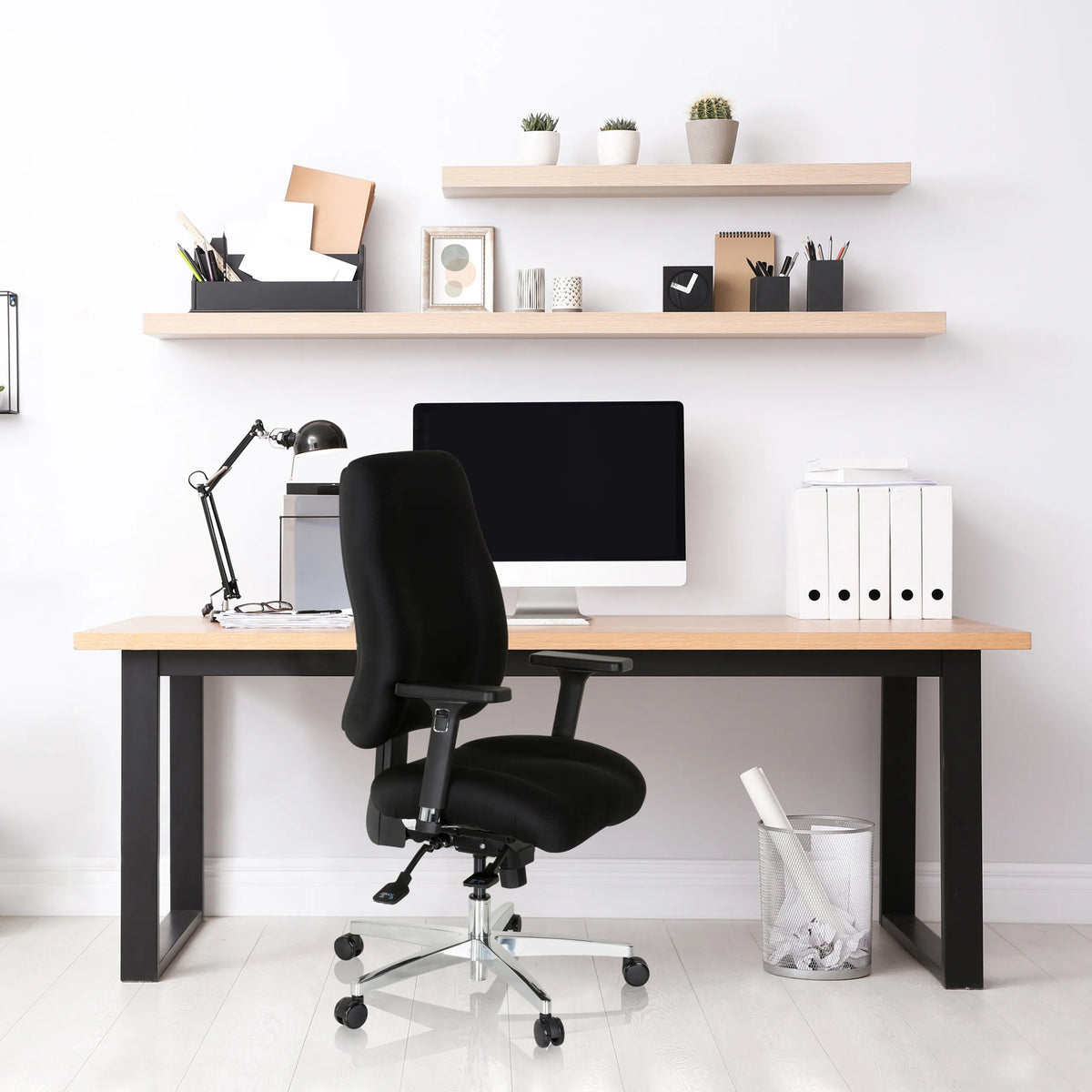 Silla de oficina profesional negra ZENIT COMFORT en un escritorio en un despacho luminoso de hjh OFFICE