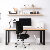 Silla de oficina profesional negra ZENIT COMFORT en un escritorio en un despacho luminoso de hjh OFFICE