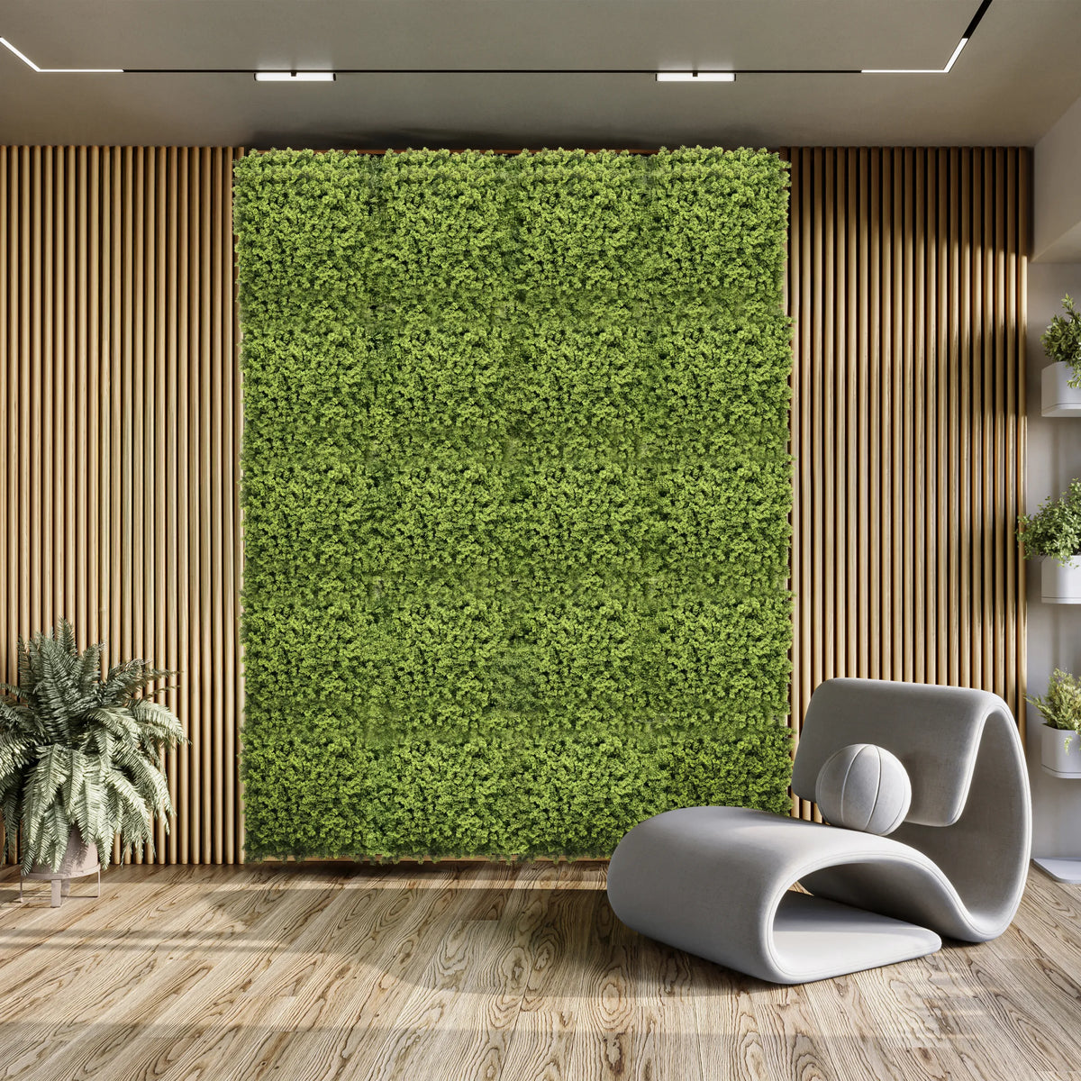 Estera vegetal verde LEAFLUXE 3 como jardín vertical frente a una pared de listones de madera de hjh LIVING