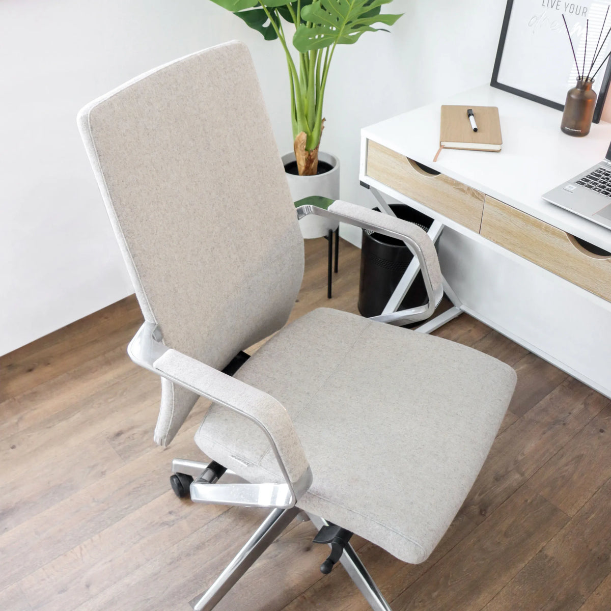 Silla de oficina profesional BESSONA de color beige con reposabrazos y base de aluminio frente a un escritorio blanco de hjh OFFICE
