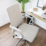 Silla de oficina profesional BESSONA de color beige con reposabrazos y base de aluminio frente a un escritorio blanco de hjh OFFICE