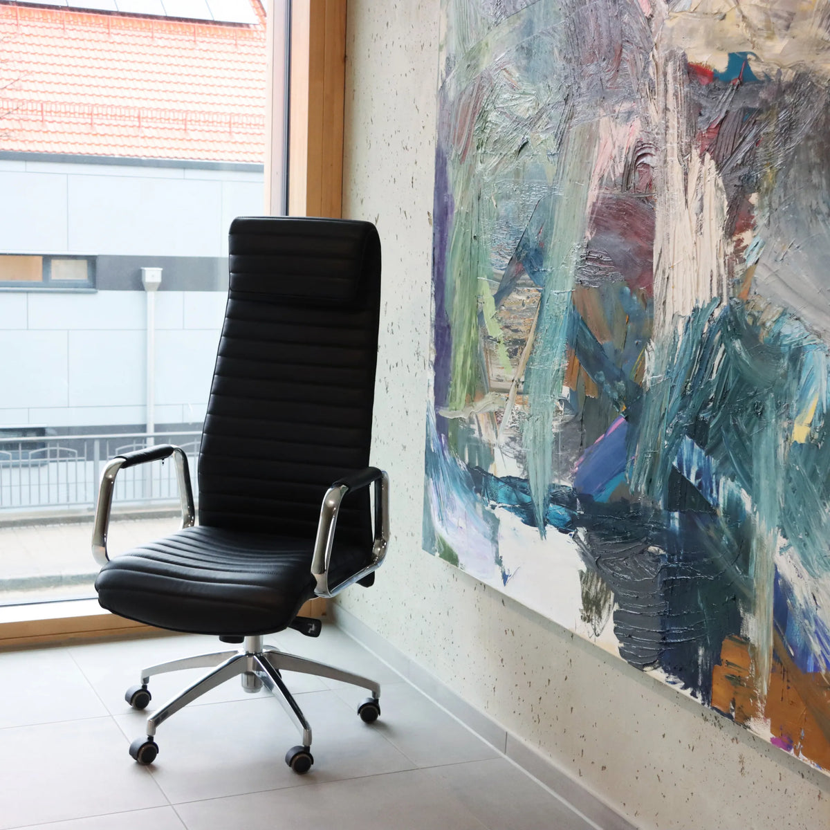 Sillón de alta gama ASPERA 20 en negro con tapicería acolchada y estructura de cromo de hjh OFFICE