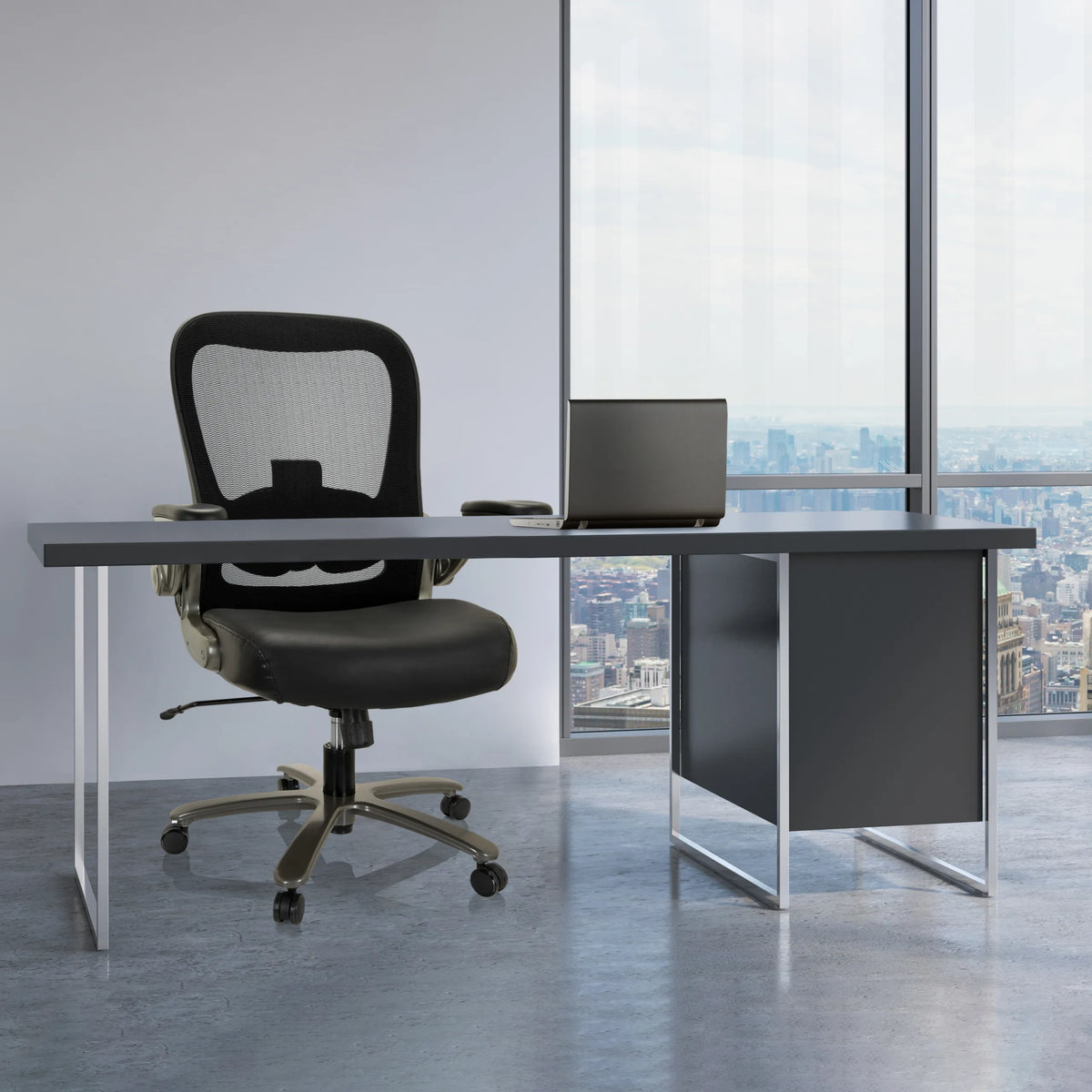 XXL Drehstuhl INSTRUCTOR T I in Schwarz aus Leder und Netz an einem Schreibtisch von hjh OFFICE