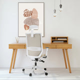Silla de oficina profesional PROFONDO PRO W en color beige con reposacabezas y reposabrazos frente a un escritorio de hjh OFFICE