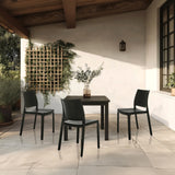 Tres sillas de exterior negras T37 V con mesa a juego en una terraza de hjh LIVING