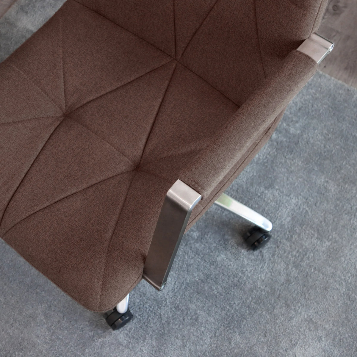 Tapicería de tela marrón medio con costuras decorativas de la Silla Home Office SARANTO II de hjh OFFICE