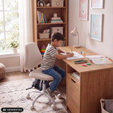 Silla giratoria para niños Lumikid de color beige en un escritorio de hjh OFFICE (imagen generada por IA)