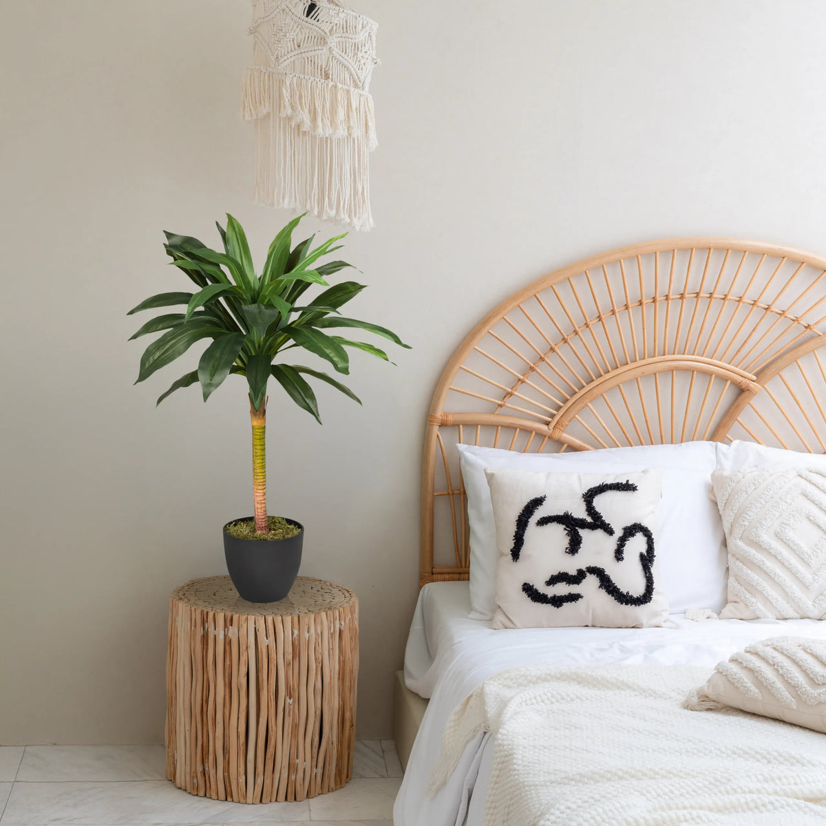 Planta artificial DRACAENA I en verde con una maceta oscura sobre una mesa auxiliar de hjh OFFICE
