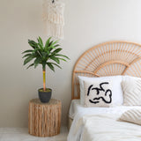 Planta artificial DRACAENA I en verde con una maceta oscura sobre una mesa auxiliar de hjh OFFICE