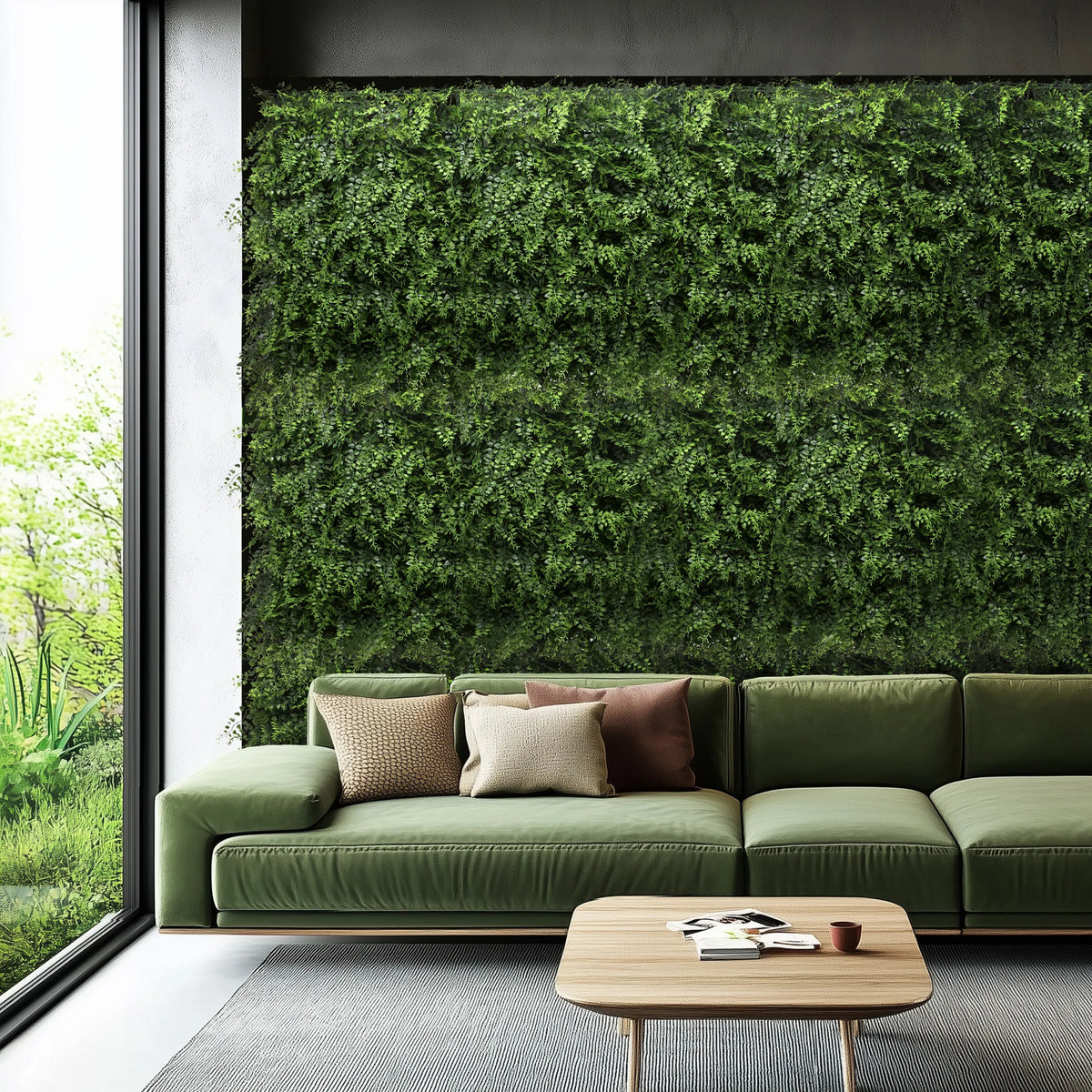 Estera vegetal verde LEAFLUXE 2 como vegetación vertical en una pared detrás de un sofá de hjh LIVING