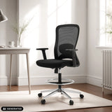 Silla de trabajo Top Work 44 negra con respaldo de malla y aro para los pies de hjh OFFICE (imagen generada por IA)