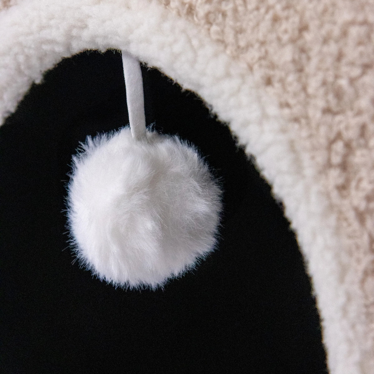 Pompon blanco en una cueva para gatos PAWY EB de color beige de hjh LIVING