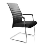 Silla de viga voladiza FALCONE V en negro y gris con respaldo de malla, reposabrazos y estructura de patín de hjh OFFICE – vista de 360° (vista frontal en diagonal 60°)