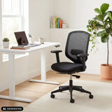 Silla de oficina profesional Delvia negra con respaldo de malla en un escritorio blanco de hjh OFFICE (imagen generada por IA)