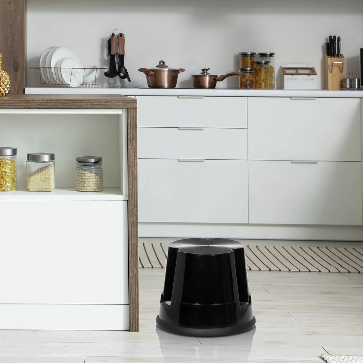 Taburete bajo TIO-S negro delante de armarios de cocina blancos de hjh OFFICE