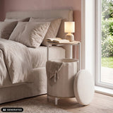 Mesa auxiliar Nestup 1 en blanco y roble junto a una cama de hjh LIVING (imagen generada por IA)