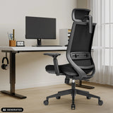 Silla de oficina profesional Profondo F negra con reposacabezas y respaldo de malla en un escritorio de hjh OFFICE (imagen generada por IA)
