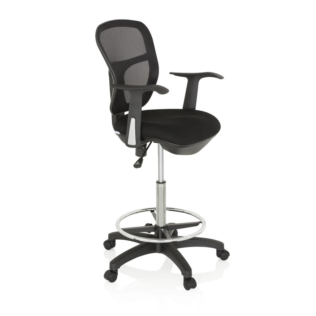 Silla de mostrador TOP WORK 108 negra con respaldo de malla, aro reposapiés y base de cinco ruedas de hjh OFFICE – vista de 360° (vista frontal en diagonal 60°)