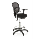 Silla de mostrador TOP WORK 108 negra con respaldo de malla, aro reposapiés y base de cinco ruedas de hjh OFFICE – vista de 360° (vista frontal en diagonal 60°)