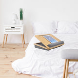 Soporte para portátil COMFILAP III en marrón y gris con tableta sobre una cama de hjh OFFICE