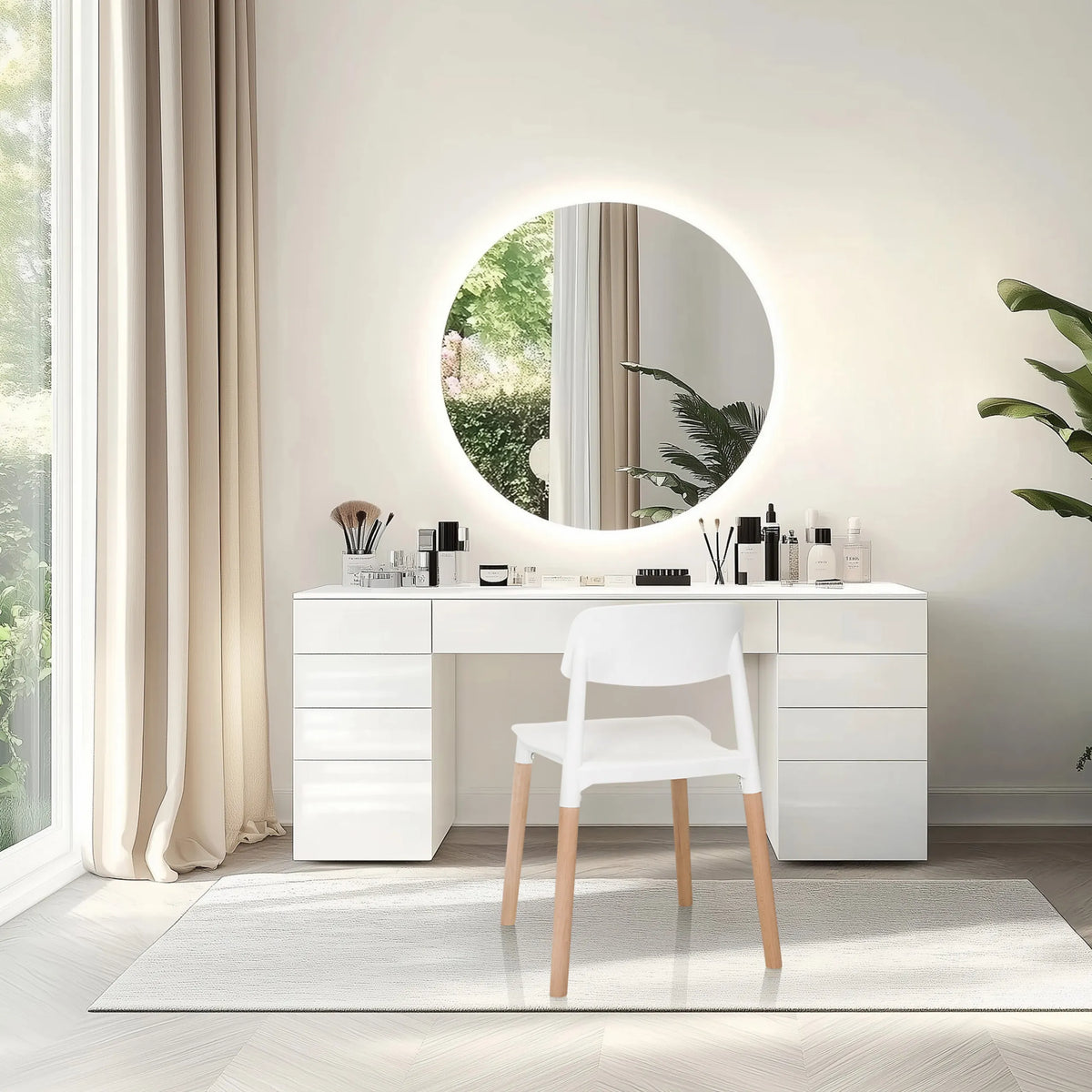 Silla de cuatro patas SCANDI E blanca con patas de madera clara delante de un tocador de hjh LIVING