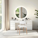 Silla de cuatro patas SCANDI E blanca con patas de madera clara delante de un tocador de hjh LIVING
