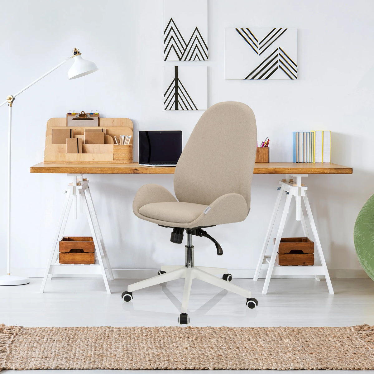 Silla Home Office AVEA I beige con cinco ruedas y un respaldo curvado de hjh OFFICE