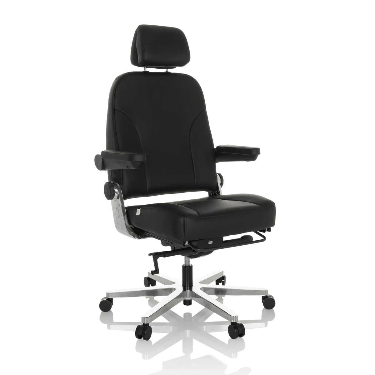 Schwarzer XXL Drehstuhl 24 HOURS F aus Leder mit Kopfstütze und Fußkreuz mit fünf Rollen von hjh OFFICE – 360-Grad-Ansicht (schräge Frontansicht 30°)
