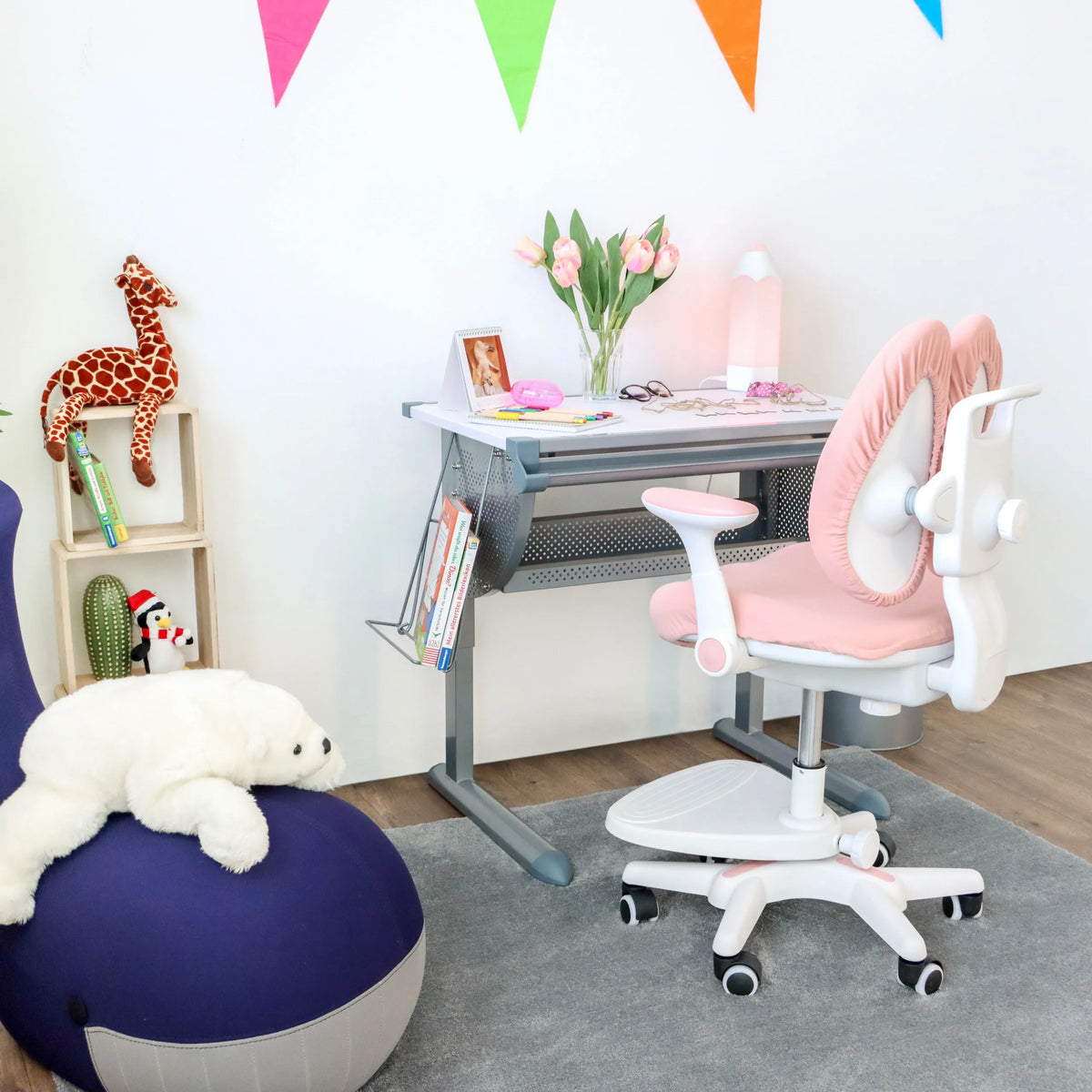 Silla para niños KID WING rosa con estructura blanca y ruedas delante de un escritorio infantil de hjh OFFICE